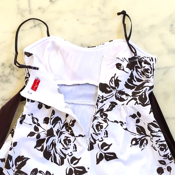 NWOT. Junior Sleeveless Floral Ruffled Edge Dress with padding and lining. - Picture 7 of 8